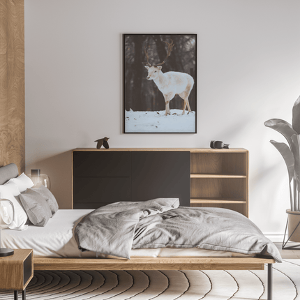Un tableau de cerf blanc disposé dans une chambre pour une atmosphère relaxante